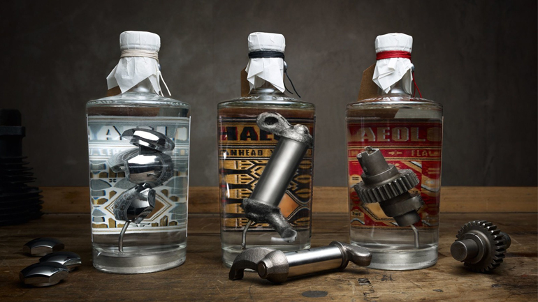 Πιάσε ένα σφηνάκι Gin με δύο μπουλόνια Harley Davidson