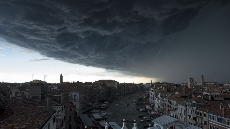 Σύννεφα πάνω από τη Βενετία δημιουργούν απόκοσμες εικόνες!