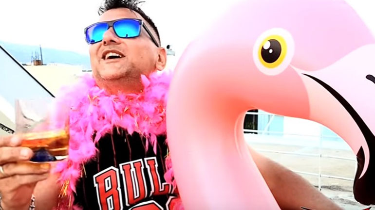 Δείτε γιατί το ρoζ φλαμίνγκο δεν είναι για… όλους!