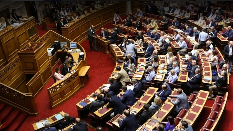 Αποχωρήσεις στη Βουλή λόγω τροπολογιών