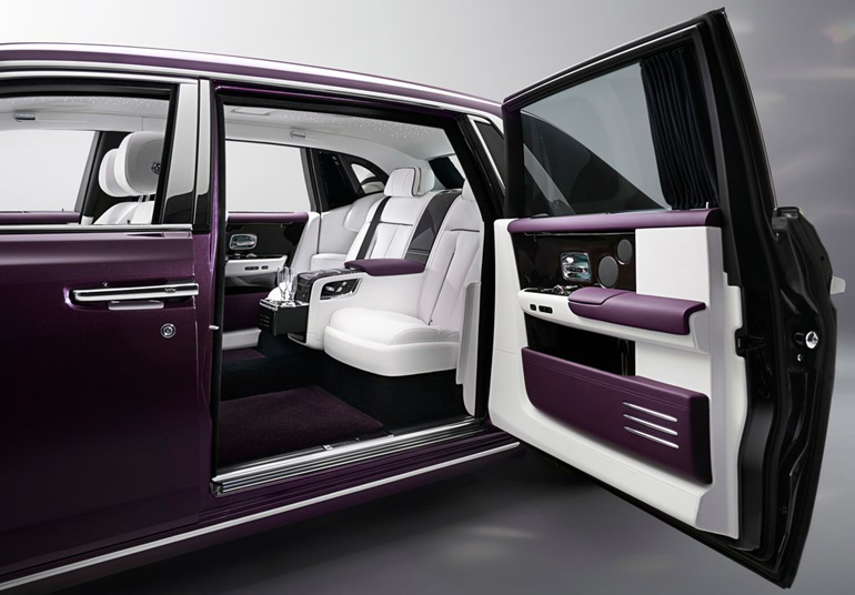 Το χαρακτηριστικό άνοιγμα των πίσω θυρών της Phantom