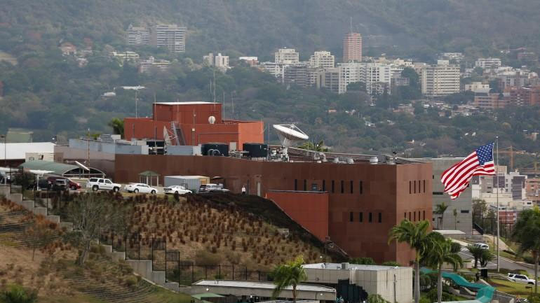 Οι ΗΠΑ διατάζουν τις οικογένειες υπαλλήλων της αμερικανικής πρεσβείας στο Καράκας να εγκαταλείψουν τη χώρα