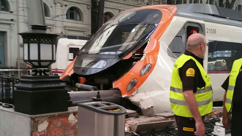 Ισπανία: Τουλάχιστον 48 τραυματίες από τη σύγκρουση τρένου στη Βαρκελώνη