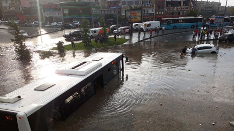 Σφοδρή κακοκαιρία στην Κωνσταντινούπολη: Χαλάζι σε μέγεθος αβγού
