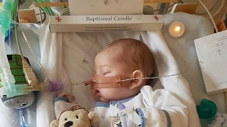 Έφυγε από τη ζωή ο μικρός Τσάρλι Γκαρντ που έδινε μάχη με σπάνια γενετική ασθένεια