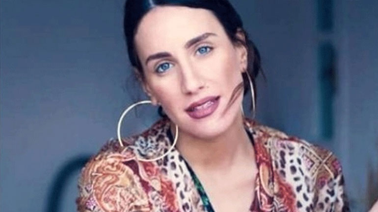 H Μαλού ποζάρει με φουσκωμένη κοιλίτσα στην αγκαλιά του αγαπημένου της!