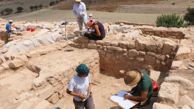 Στο «φως» εντυπωσιακό λίθινο τείχος στην Πάφο