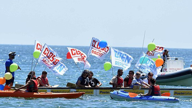 Διαδήλωση στη Σικελία εναντίον του πλοίου που ναύλωσαν ακροδεξιοί κατά των μεταναστών