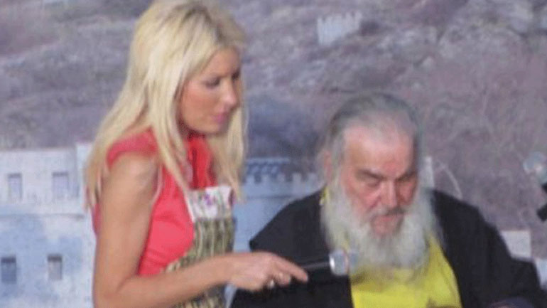 Η Ελένη Μενεγάκη μαγείρεψε με τον Γέροντα Ευδόκιμο στην Άνδρο