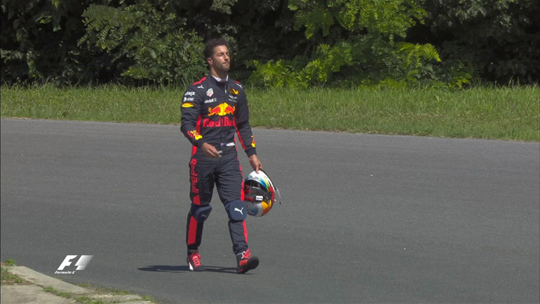 Ο Daniel Ricciardo μόλις έχει... εγκαταλείψει. Το βλέμμα του πιλότου της Red Bull είναι σα να μιλά από μόνο του