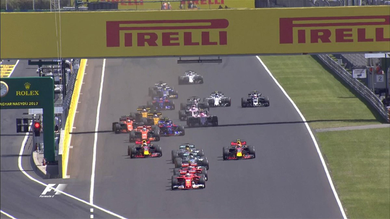 Λίγο μετά την εκκίνηση, τα δύο μονοθέσια της Ferrari έχουν διατηρήσει τις πρώτες θέσεις, ακολουθούν τα δύο Mercedes, ενώ τα δύο Red Bull έχουν αρχίσει την επίθεση