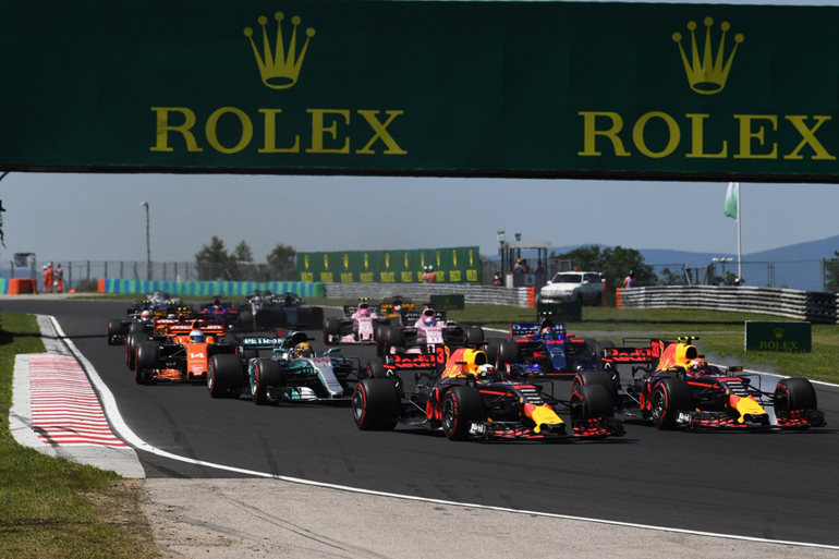 Η Red Bull του Verstappen (δεξιά) μπλοκάρει στα φρένα και λίγο αργότερα ακουμπά την Red Bull του Ricciardo
