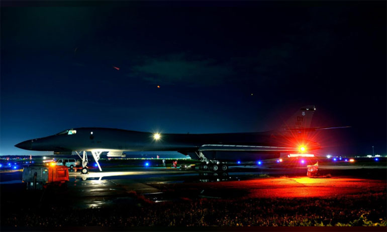 Το αμερικανικό βομβαρδιστικό Β-1Β Lancer προετοιμάζεται για την πτήση του /Πηγή φωτό: Reuters