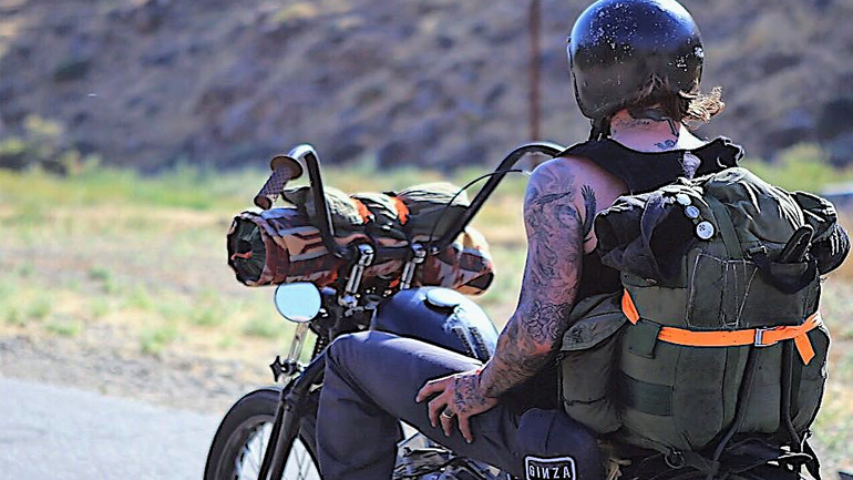 David Beckam: Οδηγεί και σελφάρει