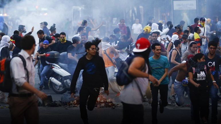 Αστυνομικοί τραυματίστηκαν σε έκρηξη κατά τη διάρκεια διαδήλωσης στη Βενεζουέλα