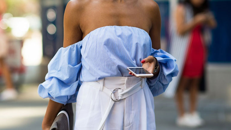 Η μόδα το καλοκαίρι θέλει… flashing shoulders!