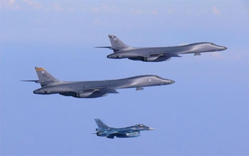 Δύο αμερικανικά βομβαρδιστικά B-1B 