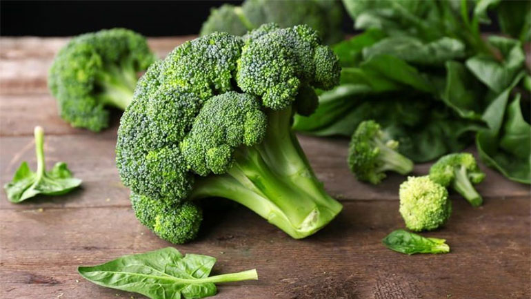 Τρεις τροφές που «διώχνουν» τη νικοτίνη από τον οργανισμό