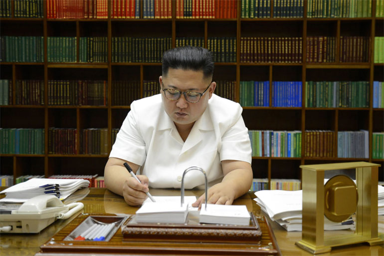 Ο Kim Jong-un υπογράφει έγγραφα για τη δοκιμαστική εκτόξευση διηπειρωτικού βαλλιστικού πυραύλου, μία φωτογραφία που έδωσε στη δημοσιότητα το πρακτορείο ειδήσεων της Βόρειας Κορέας το Σάββατο