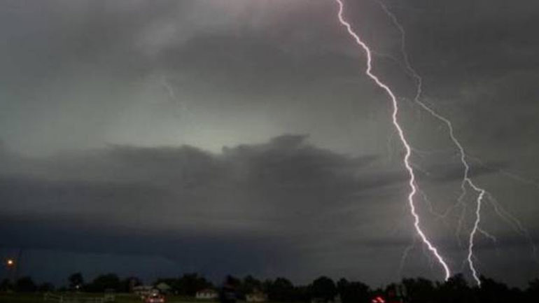 Ένα σκυλί έτρεξε για βοήθεια όταν δύο κορίτσια έμειναν αναίσθητα από χτύπημα κεραυνού