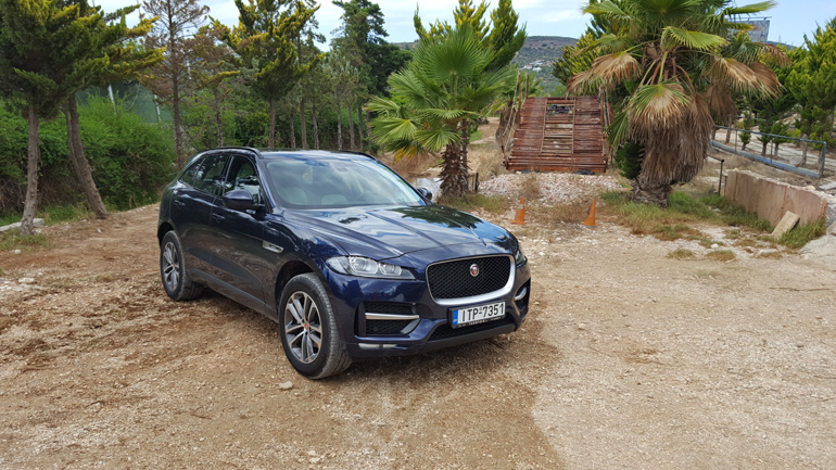 Η F-Pace είναι διαθέσιμη και με νέο μηχανικό σύνολο 2.0 λίτρων diesel που αποδίδει 240 ίππους