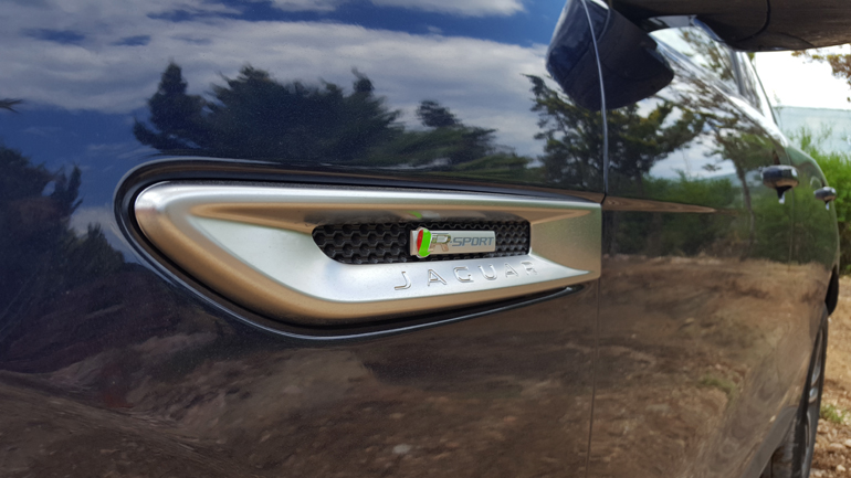 Η έκδοση R Sport είναι πιο... σπορ σε σχεδίαση και διατίθεται με 80.100 ευρώ