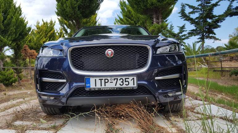 Η εμπρός μάσκα είναι εντυπωσιακή και το δείχνει