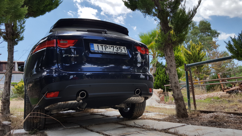 Αρκετά ψηλό το πίσω μέρος της F-Pace με διπλές απολήξεις εξάτμισης 