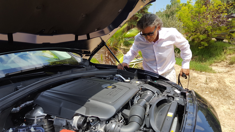 Ο ειδικός στα οχήματα 4x4 και εκπαιδευτής οδηγών Στέφανος Αττάρτ, οδήγησε, έζησε και διαπίστωσε πως μία Jaguar με αυτοματοποιημένα συστήματα μπορεί να παίξει... μπάλα μόνη της!