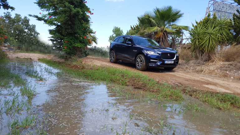 Με μία απλή σκέψη πας από τον χωματόδρομο. Πίσω από το τιμόνι όμως μίας Jaguar F-Pace, σκέφτεσαι να περάσεις και από το νερό!