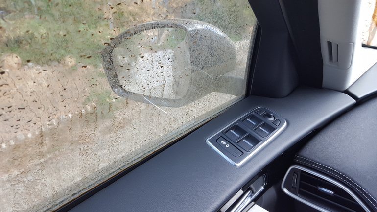 Στην F-Pace οι διακόπτες για τα παράθυρα βρίσκονται σε αυτό το σημείο