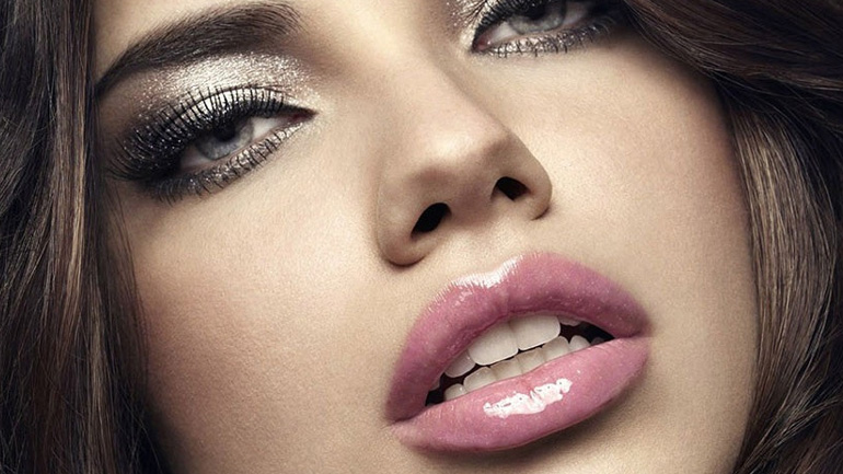 Πώς θα αποκτήσεις σαρκώδη και ζουμερά χείλη στη στιγμή