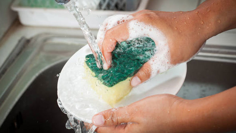 Έρευνα: Αμέτρητα μικρόβια «φιλοξενεί» το σφουγγαράκι της κουζίνας