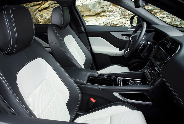 Άνεση για τους εμπρός επιβάτες. Ξεχωρίζουν και οι άφθονες θέσεις για μικροαντικείμενα