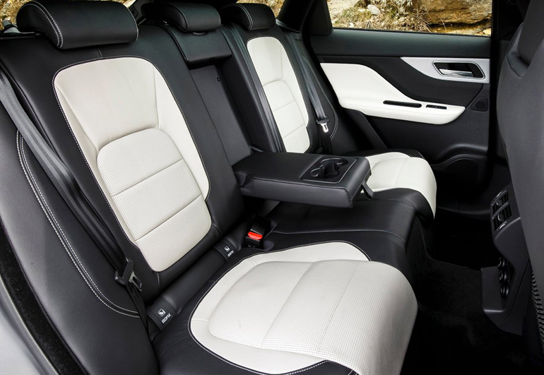 Μεγάλοι οι χώροι και για τους πίσω επιβάτες