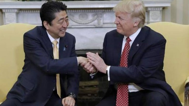 Ο Άμπε συνομιλεί με τον Τραμπ για τη Β. Κορέα