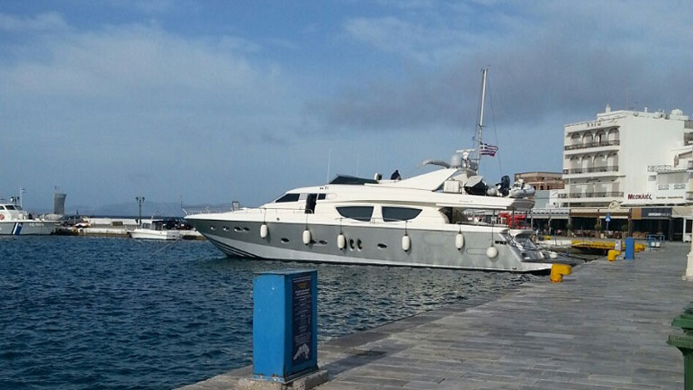 Μηχανική βλάβη σε τουριστικό ημερόπλοιο στη Ζέα – το λιμενικό παρέλαβε τους επιβάτες