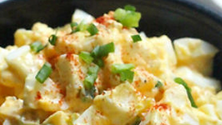 Αβγοσαλάτα με αρακά και πράσο