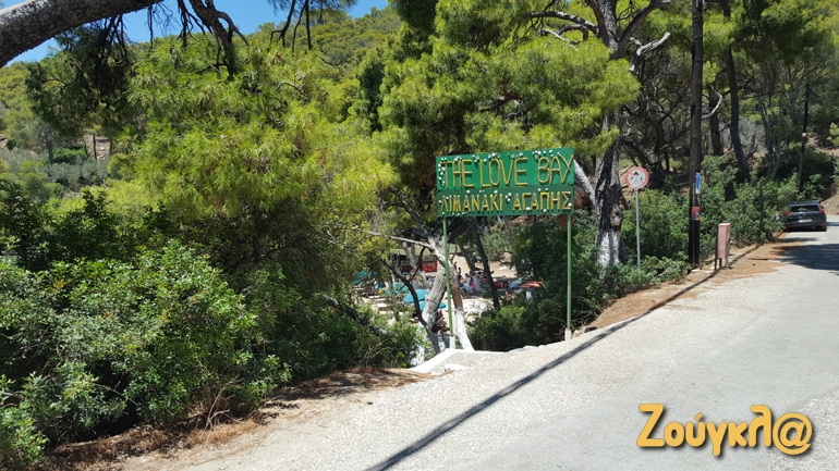 Το Λιμανάκι της Αγάπης είναι μία από τις πιο γνωστές παραλίες του Πόρου, όπου εκεί τα πεύκα σχεδόν ακουμπούν τη θάλασσα