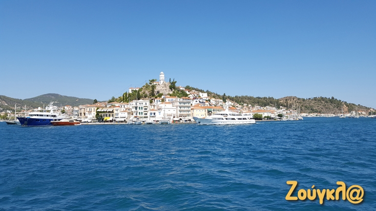 Πλοία και σκάφη πάνε και έρχονται στον Πόρο