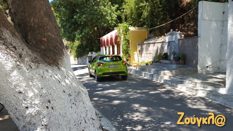 Το Μοναστήρι της Ζωοδόχου Πηγής βρίσκεται στην ανατολική πλευρά του νησιού και ακριβώς από κάτω έχει μία πολύ όμορφη και καθαρή παραλία