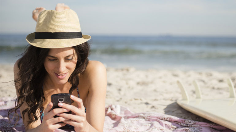 Πώς να μην ξεμείνει το κινητό σας από μπαταρία στην παραλία