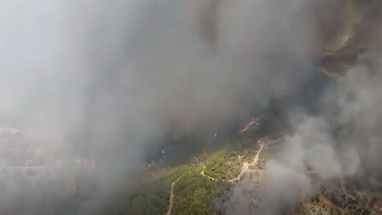 Εντυπωσιακά πλάνα κατάσβεσης στην Ανάβυσσο μέσα από ελικόπτερο ΣΙΝΟΥΚ