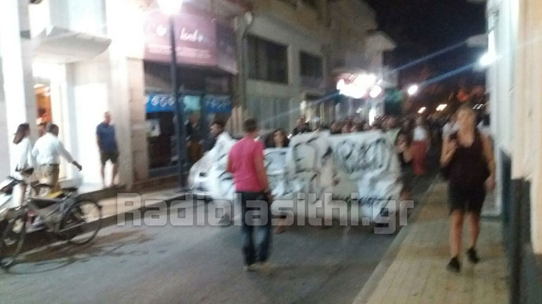 Πορεία διαμαρτυρίας στην Ιεράπετρα για το πλοίο ακροδεξιάς οργάνωσης που παραμένει στα ανοιχτά