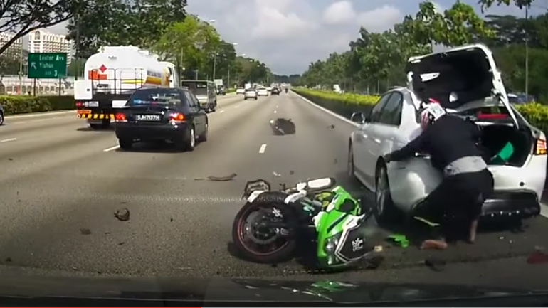 Σοκαριστική σύγκρουση μοτοσυκλέτας με σταματημένο αυτοκίνητο…