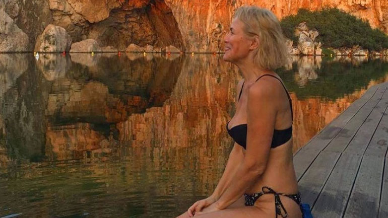 Κωνσταντίνα Μιχαήλ: Στα 51 της ποζάρει με μαγιό και χωρίς ρετούς!