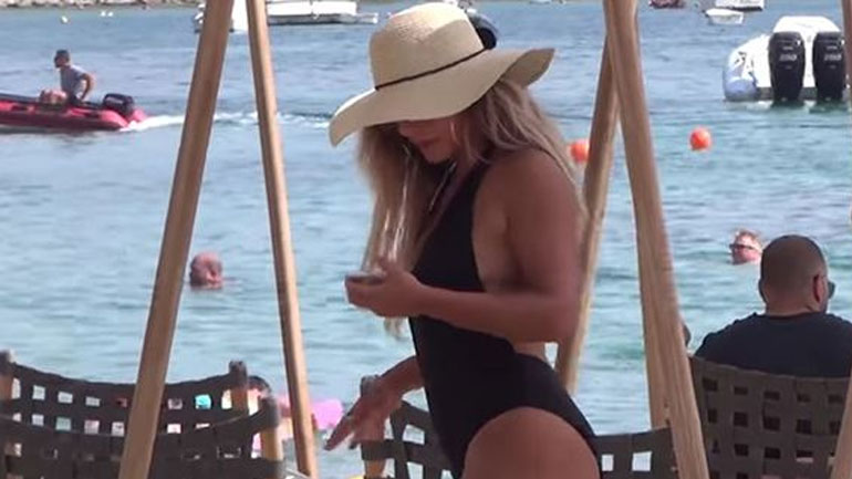 Η Ελευθερία Ελευθερίου δείχνει τις καμπύλες της στη Μύκονο!