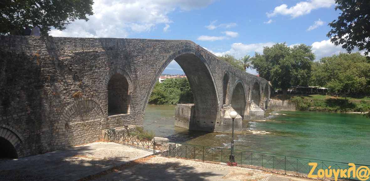 Ολημερίς το χτίζανε, το βράδυ εγκρεμιζόταν