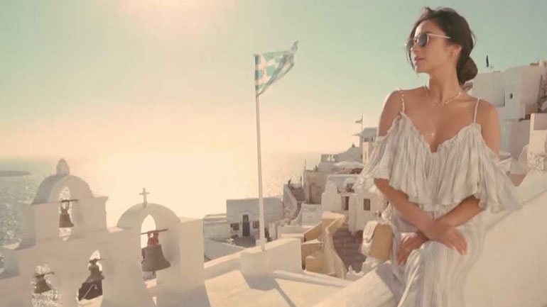 Το βίντεο-ύμνος της πρωταγωνίστριας της σειράς «Pretty Little Liars» από τις διακοπές της στην Ελλάδα