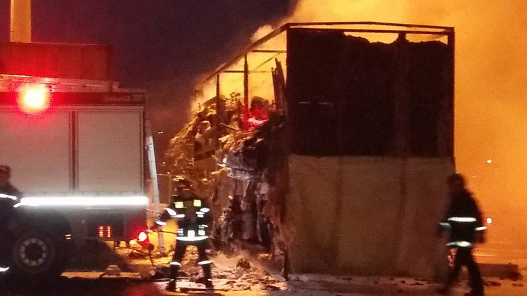 Φορτηγό τυλίχτηκε στις φλόγες στο λιμάνι της Σούδας